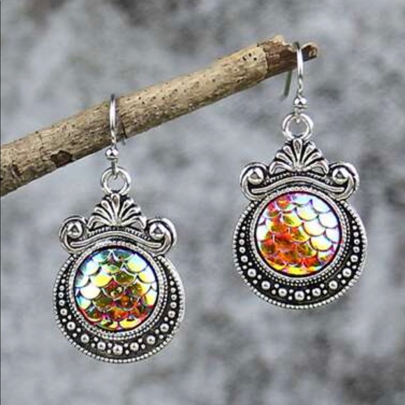 Jewelry - 🦋 3/$24 Silver mermaid scale earrings / NWOT